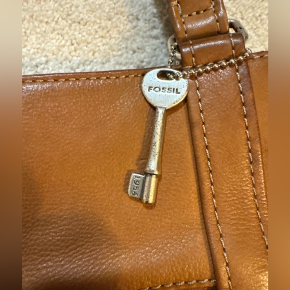 Fossil handbag purse. Soft brown leather. Zipper closures, zippered front pocket - Picture 11 of 12